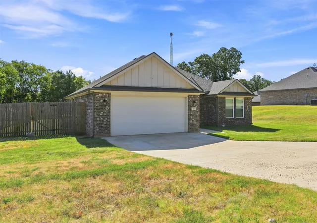 Photo 3 of Single family home for sale at 125 Rawlings Rd, Durant, OK 74701 | MLS# 2630887 | Listing updated on 2026-08-21