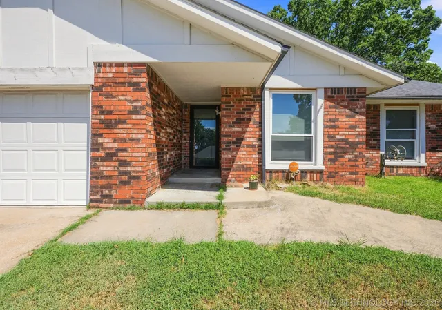 Photo 2 of Single family home for sale at 1016 E 13th St, Claremore, OK 74017 | MLS# 2631073 | Listing updated on 2026-08-23