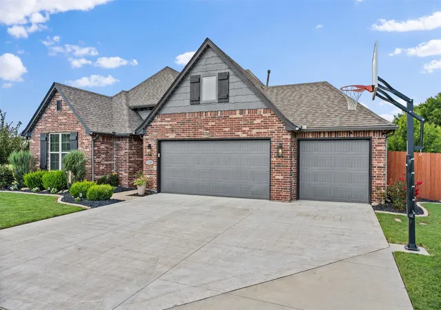 Photo 4 of Single family home for sale at 2108 Lester Ave, Bartlesville, OK 74006 | MLS# 2631112 | Listing updated on 2026-10-05