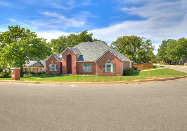 Photo 3 of Sale Pending at 7401 W 39th St, Tulsa, OK 74107 | MLS# 2630231 | Listing updated on 2026-08-28