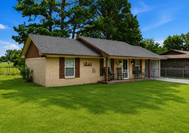 2nd image of 208 W Umstead, Colbert, OK 74733 | MLS# 2631217