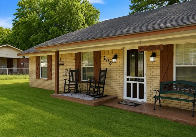 Photo 3 of Single family home for sale at 208 W Umstead, Colbert, OK 74733 | MLS# 2631217 | Listing updated on 2026-10-02