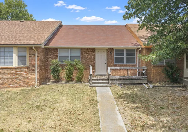 1st image of 1419 N Stoneridge Manor, Ardmore, OK 73401 | MLS# 2631251