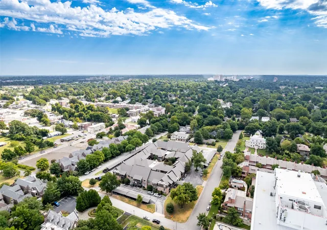 Listing Photo 2 - Condo for sale in building located at 3 Woodard Blvd, Tulsa, OK 74114 - Unit #204