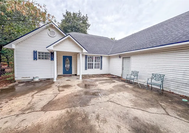 Photo 1 of Single family home for sale at 70 W Hutson St, Eufaula, OK 74432 | MLS# 2631258 | Listing updated on 2026-08-25