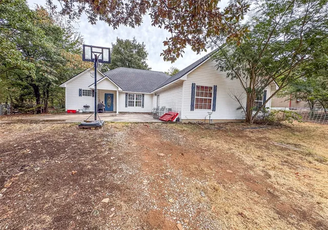 Photo 3 of Single family home for sale at 70 W Hutson St, Eufaula, OK 74432 | MLS# 2631258 | Listing updated on 2026-08-25