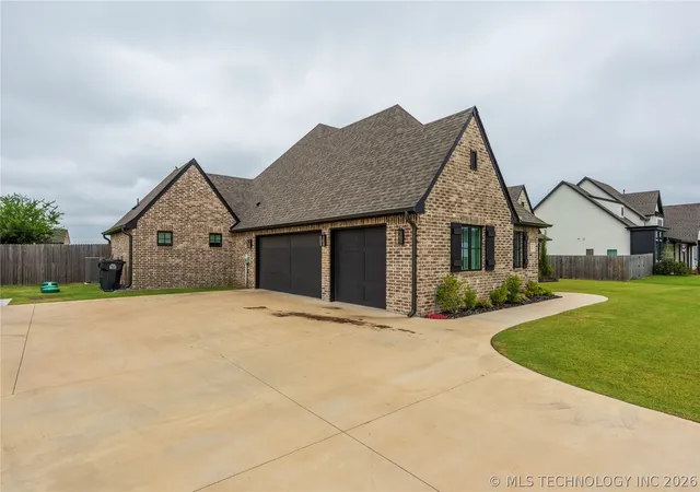 Photo 3 of Single family home for sale at 25 W 166th Pl S, Glenpool, OK 74033 | MLS# 2631427 | Listing updated on 2026-08-25