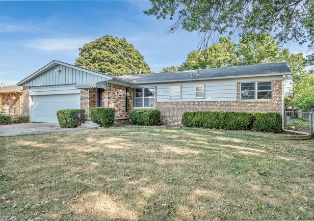 Photo 2 of Single family home for sale at 904 E Elgin Pl, Broken Arrow, OK 74012 | MLS# 2631526 | Listing updated on 2026-09-01