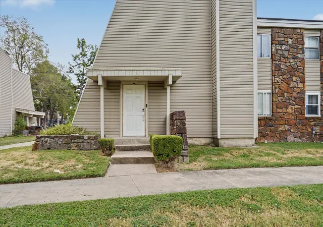 Listing Photo 3 - Condo for sale in building located at 7321 S 104th Ave, Tulsa, OK 74136 - Unit #219