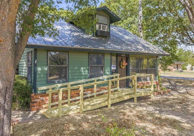 Photo 2 of Single family home for sale at 401 S 10th St, Comanche, OK 73529 | MLS# 2631403 | Listing updated on 2026-10-06
