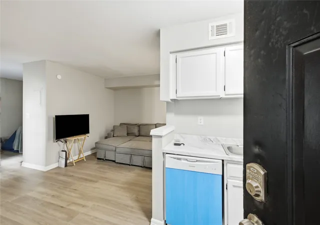 Listing Photo 5 - Condo for sale in building located at 1730 E 67th St, Tulsa, OK 74136 - Unit #301