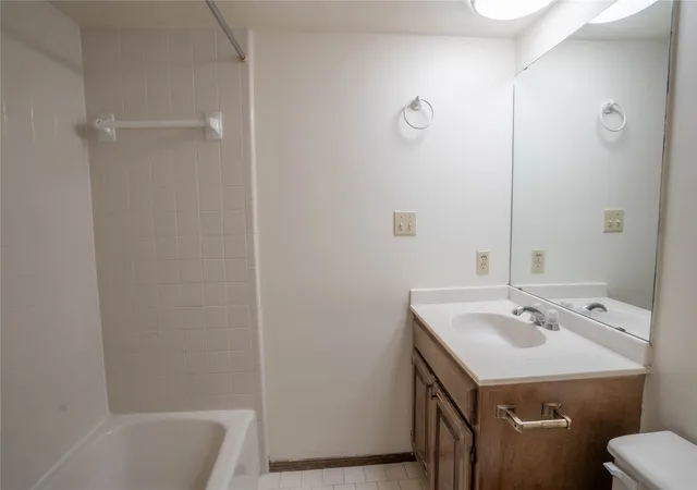 Listing Photo 2 - Condo for sale in building located at 1523 Riverside Dr, Tulsa, OK 74119 - Unit #1523