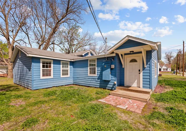 Single family home for sale at 625 W Tahlequah Ave #1/2, Vinita, OK 74301 | MLS# 2631884