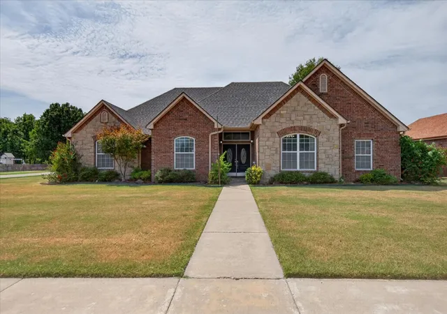 Photo 1 of Sale Pending at 2815 Se Vicksburg St, Bartlesville, OK 74006 | MLS# 2631916 | Listing updated on 2026-08-28