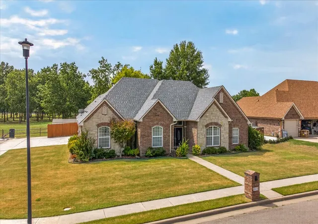 Photo 2 of Sale Pending at 2815 Se Vicksburg St, Bartlesville, OK 74006 | MLS# 2631916 | Listing updated on 2026-08-28