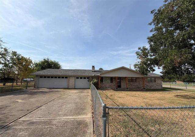 Photo 3 of Single family home for sale at 410 W Electric, Mc Alester, OK 74501 | MLS# 2631836 | Listing updated on 2026-08-28