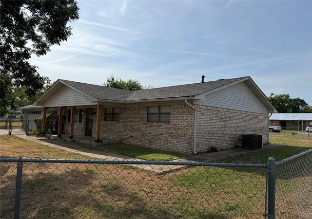 Photo 3 of Single family home for sale at 410 W Electric, Mc Alester, OK 74501 | MLS# 2631836 | Listing updated on 2026-08-28