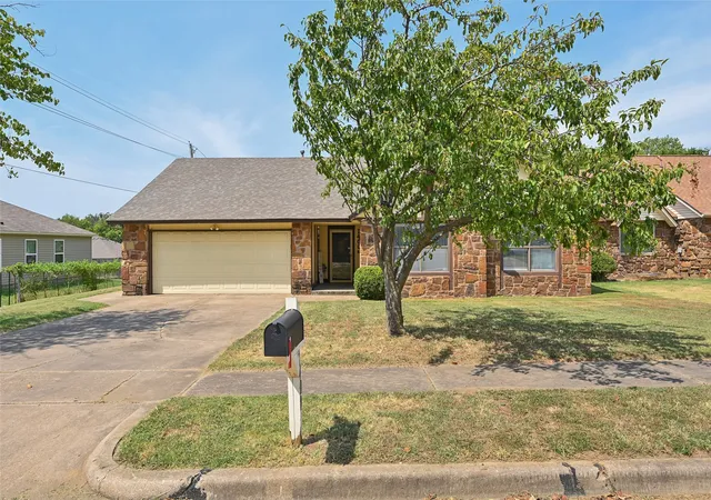 Photo 2 of Single family home for sale at 1400 S 28th St, Broken Arrow, OK 74014 | MLS# 2632048 | Listing updated on 2026-10-08