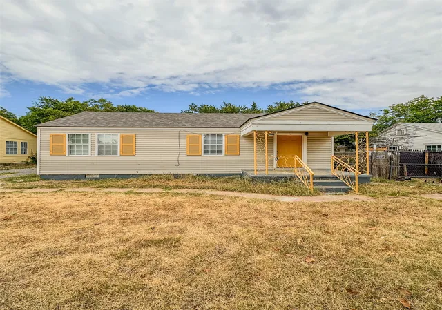 Single family home for sale at 1507 SW D Ave, Lawton, OK 73501 | MLS# 2632274