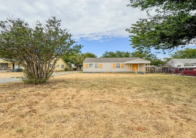 Photo 3 of Single family home for sale at 1507 Sw D Ave, Lawton, OK 73501 | MLS# 2632274 | Listing updated on 2026-09-01
