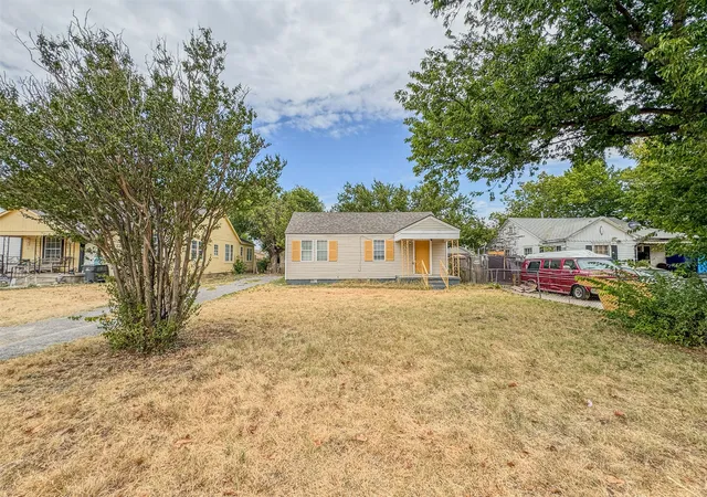 Photo 3 of Single family home for sale at 1507 SW D Ave, Lawton, OK 73501 | MLS# 2632274 | Listing updated on 2026-09-01