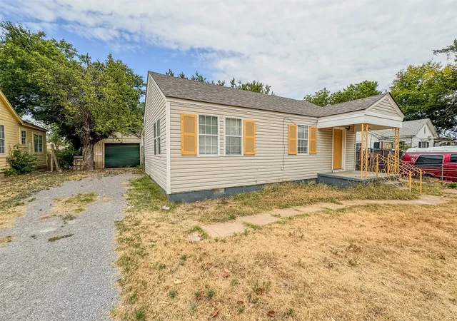 Photo 4 of Single family home for sale at 1507 SW D Ave, Lawton, OK 73501 | MLS# 2632274 | Listing updated on 2026-09-01