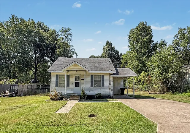 Photo 1 of Sale Pending at 204 Jamestown St, Tahlequah, OK 74464 | MLS# 2632295 | Listing updated on 2026-09-01