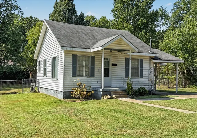 Photo 2 of Sale Pending at 204 Jamestown St, Tahlequah, OK 74464 | MLS# 2632295 | Listing updated on 2026-09-01