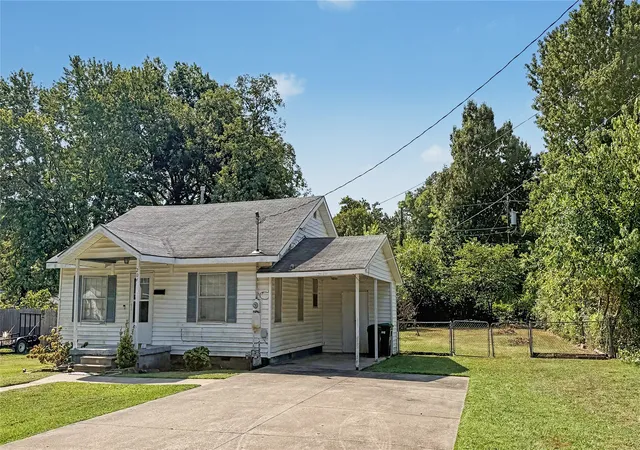 Photo 3 of Sale Pending at 204 Jamestown St, Tahlequah, OK 74464 | MLS# 2632295 | Listing updated on 2026-09-01