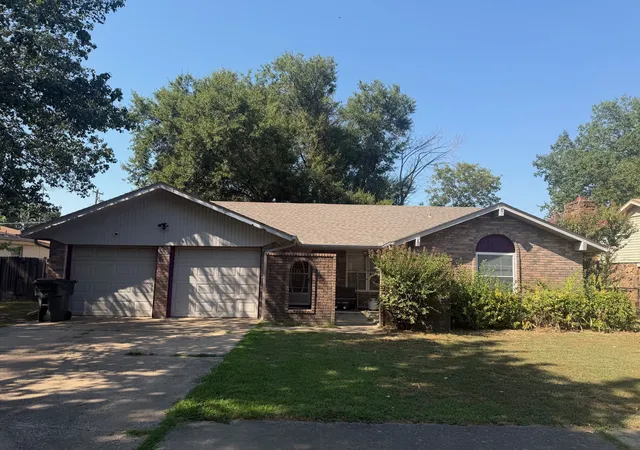 Photo 1 of Single family home for sale at 420 Fairfax Dr, Muskogee, OK 74403 | MLS# 2632223 | Listing updated on 2026-09-01