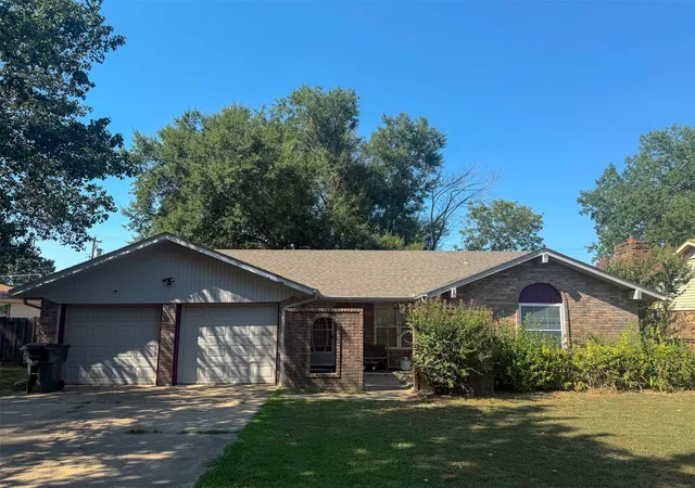 Photo 1 of Single family home for sale at 420 Fairfax Dr, Muskogee, OK 74403 | MLS# 2632223 | Listing updated on 2026-09-28