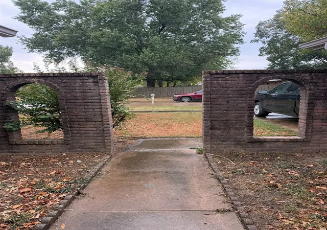 Photo 2 of Single family home for sale at 420 Fairfax Dr, Muskogee, OK 74403 | MLS# 2632223 | Listing updated on 2026-09-28