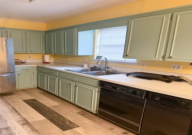 Photo 3 of Single family home for sale at 420 Fairfax Dr, Muskogee, OK 74403 | MLS# 2632223 | Listing updated on 2026-09-28