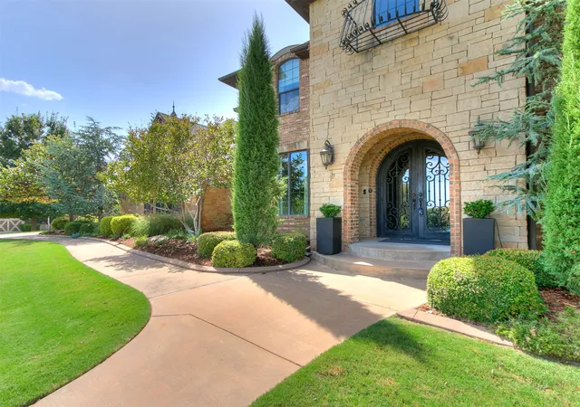 Photo 2 of Sale Pending at 6015 Smoky Hl Trl, Edmond, OK 73034 | MLS# 2632213 | Listing updated on 2026-09-17