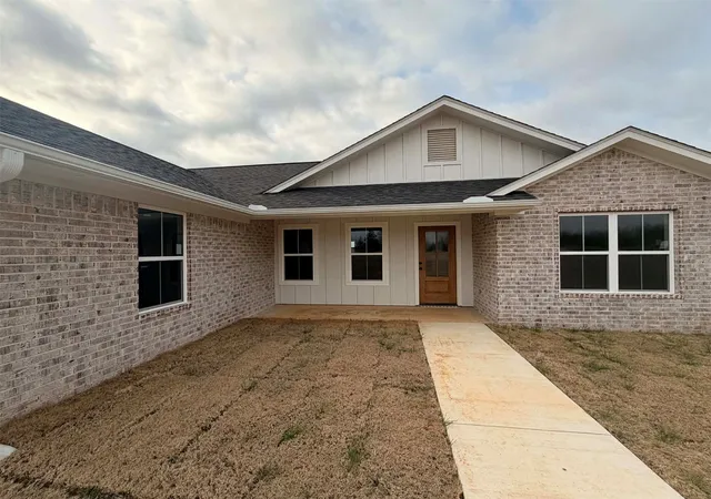 Photo 2 of Single family home for sale at 2911 E 2090 Road, Hugo, OK 74743 | MLS# 2631972 | Listing updated on 2026-09-01