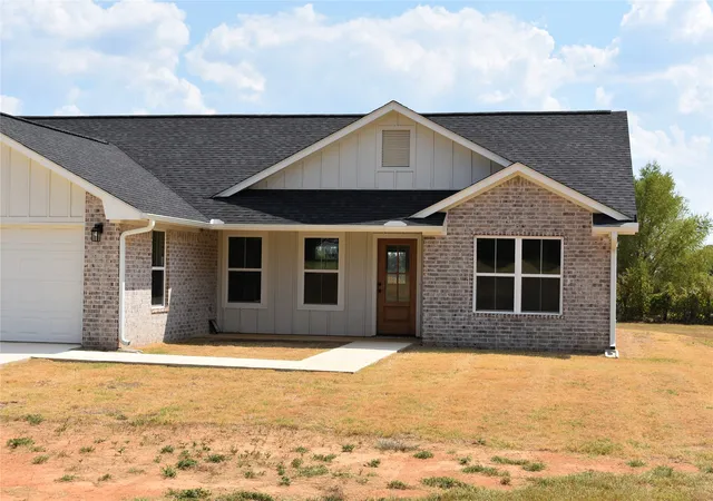 Photo 2 of Single family home for sale at 2911 E 2090 Road, Hugo, OK 74743 | MLS# 2631972 | Listing updated on 2026-09-01