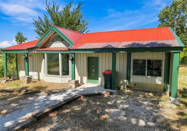 Photo 3 of Single family home for sale at 809 W Holt, Lincoln, AR 72744 | MLS# 2633050 | Listing updated on 2026-10-06