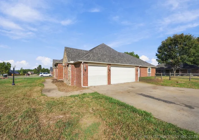 Photo 3 of Single family home for sale at 1113 W Dogwood St, Skiatook, OK 74070 | MLS# 2633617 | Listing updated on 2026-10-05