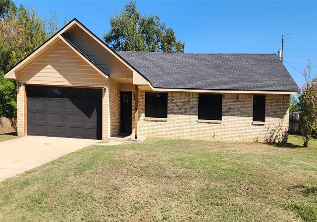 Single family home for sale at 682 N Hickory St, Atoka, OK 74525 | MLS# 2633776
