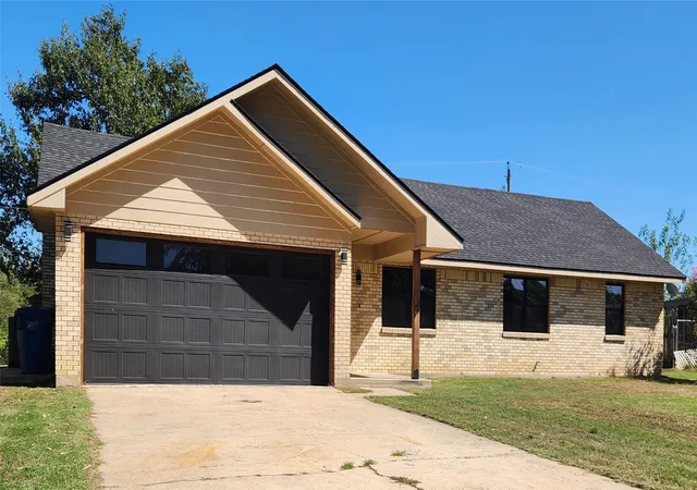 Photo 2 of Single family home for sale at 682 N Hickory St, Atoka, OK 74525 | MLS# 2633776 | Listing updated on 2026-10-06