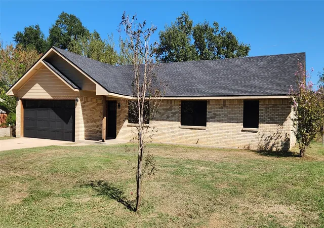 Photo 3 of Single family home for sale at 682 N Hickory St, Atoka, OK 74525 | MLS# 2633776 | Listing updated on 2026-10-06