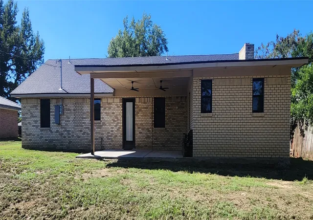 Photo 3 of Single family home for sale at 682 N Hickory St, Atoka, OK 74525 | MLS# 2633776 | Listing updated on 2026-10-06