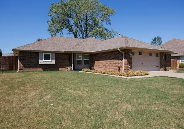 Photo 1 of Sale Pending at 1233 Arbor Dr, Bartlesville, OK 74006 | MLS# 2634019 | Listing updated on 2026-10-09