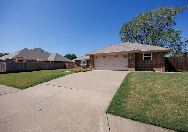 Photo 2 of Sale Pending at 1233 Arbor Dr, Bartlesville, OK 74006 | MLS# 2634019 | Listing updated on 2026-10-09