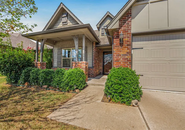 Photo 2 of Sale Pending at 2612 W Van Buren Ct, Broken Arrow, OK 74011 | MLS# 2634113 | Listing updated on 2026-10-06