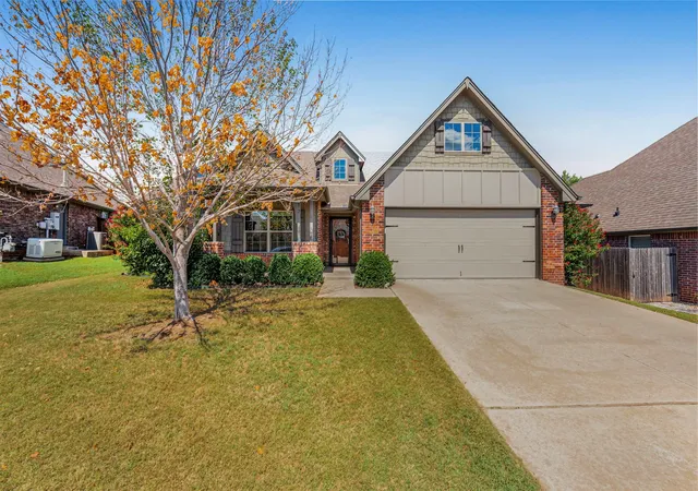 Photo 3 of Sale Pending at 2612 W Van Buren Ct, Broken Arrow, OK 74011 | MLS# 2634113 | Listing updated on 2026-10-06