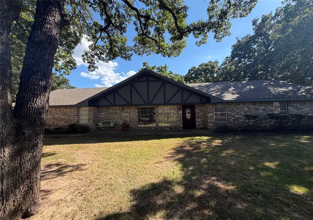 Photo 1 of Sale Pending at 8 Town And Country Cir, Ardmore, OK 73401 | MLS# 2633998 | Listing updated on 2026-10-06