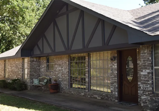 Photo 2 of Sale Pending at 8 Town And Country Cir, Ardmore, OK 73401 | MLS# 2633998 | Listing updated on 2026-10-06
