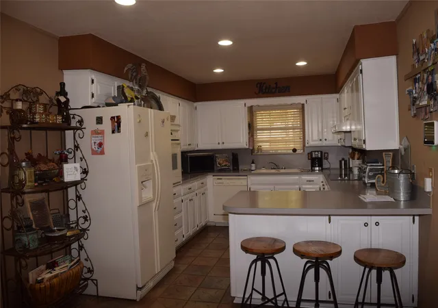 Photo 3 of Sale Pending at 8 Town And Country Cir, Ardmore, OK 73401 | MLS# 2633998 | Listing updated on 2026-10-06