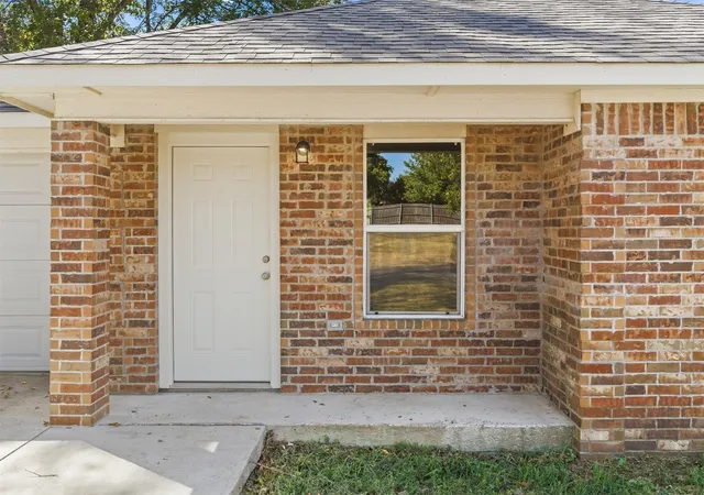 Photo 2 of Single family home for sale at 702 Se White St, Ardmore, OK 73401 | MLS# 2634041 | Listing updated on 2026-10-02